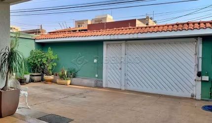 Casa térrea, mista , 03 dormitórios com armários planejados sendo 01 suite, churrasqueira, bairro Jardim Irajá.