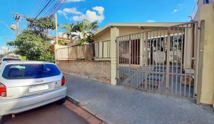 Casa térrea no bairro Boulevard, área mista com 03 dormitórios, armários planejados sendo 01 suite.