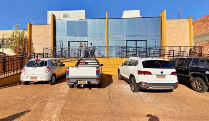 Imóvel  comercial com 02 pavimentos , 05 vagas de garagem com recuo