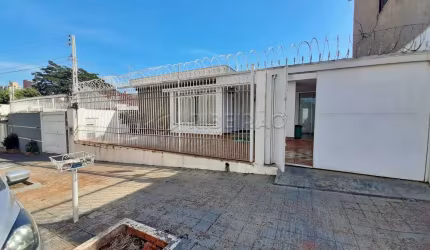 Casa térrea no Bairro Jd. Macedo, uso misto, com 03 dormitórios sendo 02 suites e 04 vagas de garagem.
