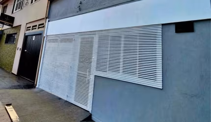 Imóvel comercial no Bairro Centro com 03 salas, recepção, cozinha.