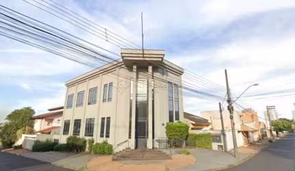 Imóvel Comercial de esquina no Bairro Nova Ribeirânia com 05 salas , 01 salão mobiliado no piso superior  preparado para   telemarketing, 08 vagas  com recuo frontal.
