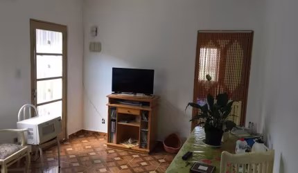 Casa com 3 pavimentos, 3 quartos, 2 banheiros, garagem coberta para 3 carros localizado no Jardim Go