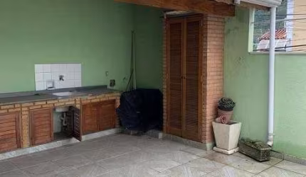 Casa com 3 quartos e 2 vagas e quintal no Horto Florestal