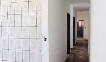 Sobrado com 2 dormitórios no piso superior, salão comercial no piso inferior, garagem para 2 carros,