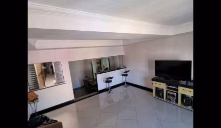 Sobrado á venda na Vila Inglesa com 111m² 2 dormitórios 2 banheiros 2 vagas.