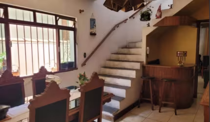 Casa à venda na Vila Antônio com 182m² 3 dormitórios 1 suíte 4 banheiros 2 vagas