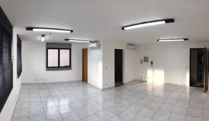 Sala Comercial à venda 47m² com 2 banheiros e 2 vagas na Saúde.