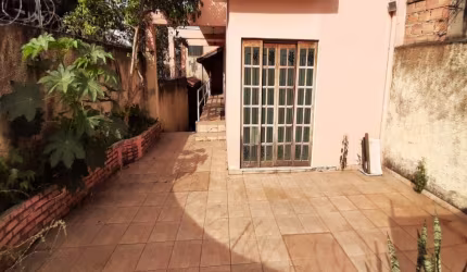 Casa com 3 dorm, 2 banheiros, vaga de garagem.
