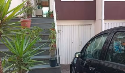 Casa em condominio fechado - 2 dormts e 2 vgs