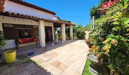 Excelente Casa à Venda em Condomínio Fechado – Itapuã