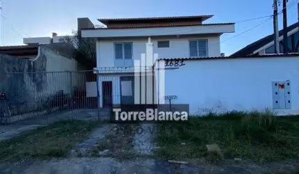 Oportunidade Única: Sobrado Residencial e Comercial no Jardim Carvalho - Espaço Versátil para Morad