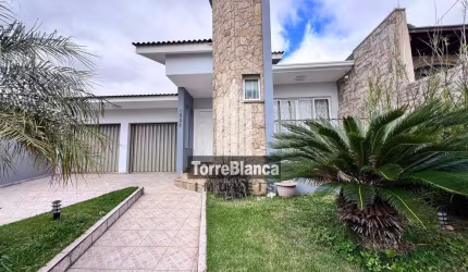 Casa Mobiliada com piscina para locação, 4 quartos sendo 2 suítes, Edícula com churrasqueira, 2 vag