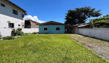 Casa com terreno grande medindo 399 m²