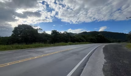 ÁREA FRENTE PARA RODOVIA
