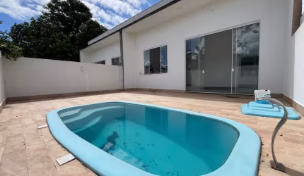 Belíssima casa na Região Central de Itapoá SC.