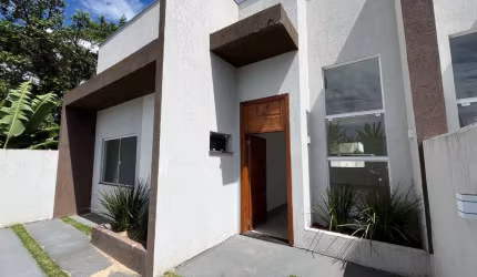 Belíssima casa na Região Central de Itapoá SC.