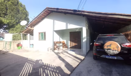 Casa com terreno grande medindo 408 m²