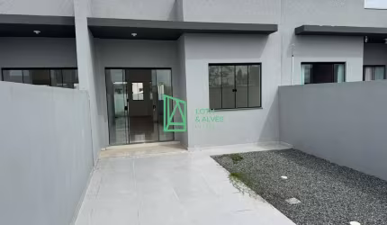 Geminado com 02 dormitórios ,sala e cozinha integrada com amplo living , espaço de terreno