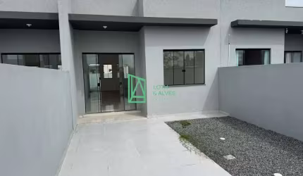 Geminado com 02 dormitórios ,sala e cozinha integrada com amplo living , espaço de terreno