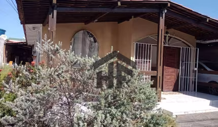 Casa à venda, com 3 quartos sendo 2 suites, com edícula, localizada no Janga, Paulista - PE.