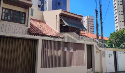 Casa de 240 m² à venda, com 3 quartos (1 suíte), localizada na Torre, Recife - Pernambuco.