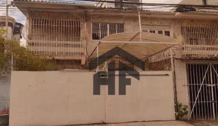 Casa de 160m² para alugar ou vender, com 05 quartos, localizada em Candeias, Jaboatão dos Guararapes, Pernambuco.