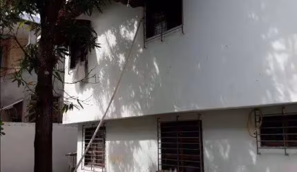 Casa de dois pavimentos, 360m, com 4 quartos, localizada em Campo Grande, Recife - Pernambuco.