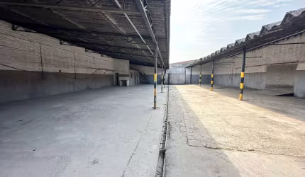 Galpão de 346m² e 700m² de terreno a uma quadra da Marechal Floriano