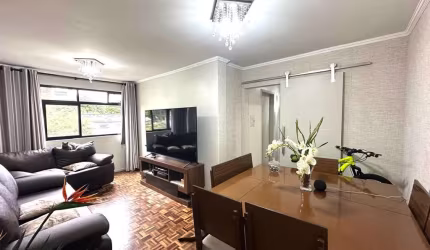 Apartamento espaçoso com 80m² contendo 3 quartos e 1 vaga no Bacacheri