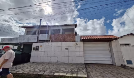 CASA COM 2 PAVIMENTOS COM COMERCIO AO LADO