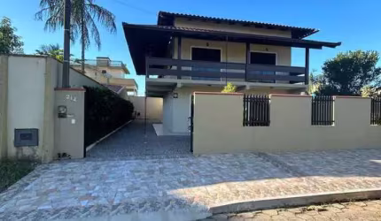 Sobrado 03 quartos no Meia Praia de Navegantes - quadra mar