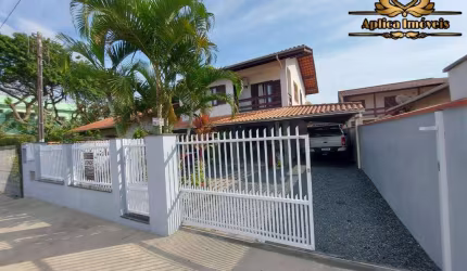 Casa no centro de Penha com 05 dormitórios