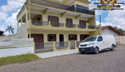 Casa com 03 pavimentos  com piscina a 200m do mar- Meia Praia - Navegantes
