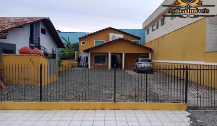 CASA AMPLO TERRENO - EXCELENTE LOCALIZAÇÃO