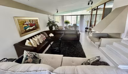 Casa com 4 dormitórios, suíte, piscina e terreno de  655m². Estreito. Florianópolis.