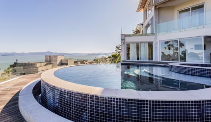 (LU) Casa à venda com 4 suítes, sendo 1 suíte master com hidromassagem, sala de jantar e estar - Cacupé- Florianópolis