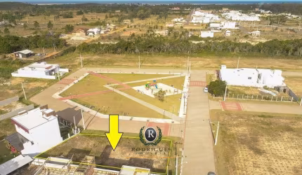 Terreno no Bosque das Fiqueiras frente a praça