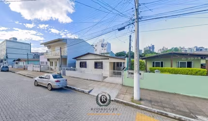 3 casas no mesmo pátio venda Centro Torres