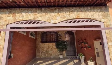 Casa com 3 Dormitorios 2 Vagas de Garagem , Edicula e Area Gourmet,  Simplesmente um Encanto.