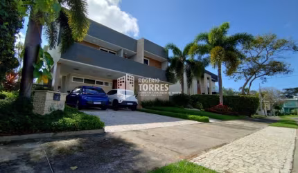 Casa duplex a venda de 3 suítes, 6 banheiros, piscina e área gourmet com churrasqueira e 4 garagens em Alphaville Litoral Norte 1