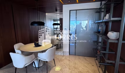 Apartamento a venda de 3 suítes com closet + gabinete DECORADO e PORTERA FECHADA com 140m² e 4 garagens no CAMINHO DAS ÁRVORES