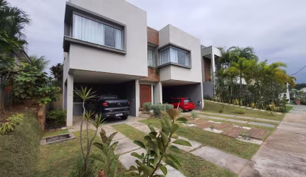 Cód. 598 Abrantes Casa com 3 suítes Porteira Fechada e Piscina Privativa