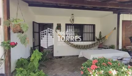 Casa duplex a venda de 2 suítes + dependência e 2 garagens em ITAPUÃ