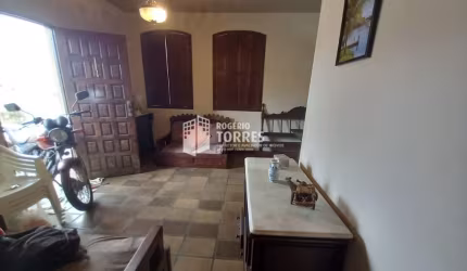 Casa a venda de 3/4, varanda, dependência e 4 vagas de garagem no STIEP
