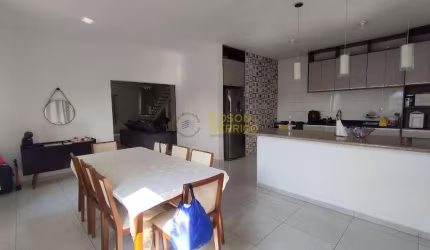 Sobrado com 2 dormitórios à venda, 209 m² por R$ 780.000 - Vila Suiça - Pindamonhangaba/SP