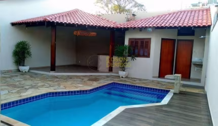 Casa com piscina e 3 quartos sendo 1 suíte à Venda, São Benedito - Pindamonhangaba