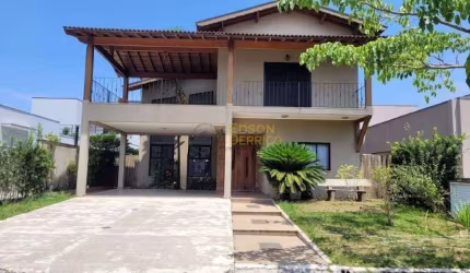 Sobrado em Condomínio com 4 quartos, Residencial Village Splendore - Pindamonhangaba