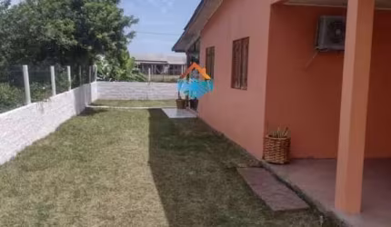 Bela casa com amplo pátio em Quintão