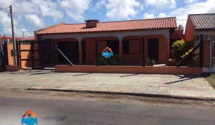 Casa com anexo próximo ao mar no Centro de Cidreira